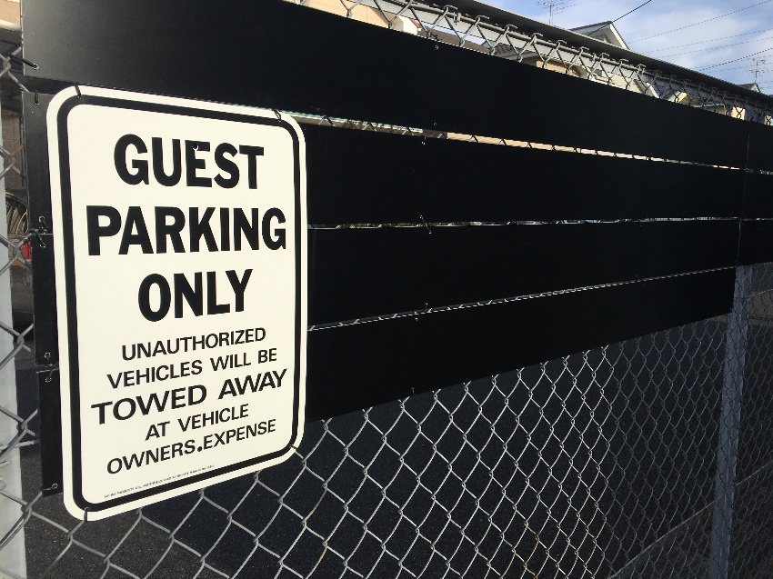 店舗前の駐車場に掲げた GUEST PARKING ONLY の看板